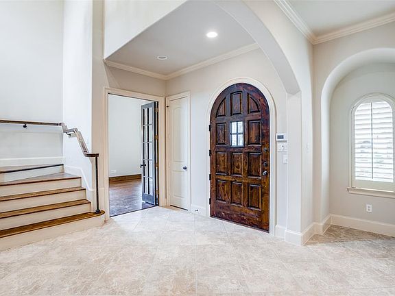 3rd image of 829 Chapel Hill Ln