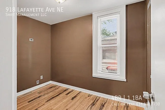 918 Lafayette Ave NE — Photo 7