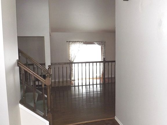 3rd image of 651 Darien Ct