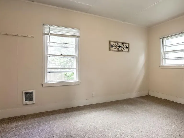 353 SW B Ave — Photo 4
