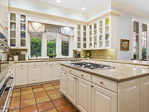 5th image of 4034 Alhambra Dr W