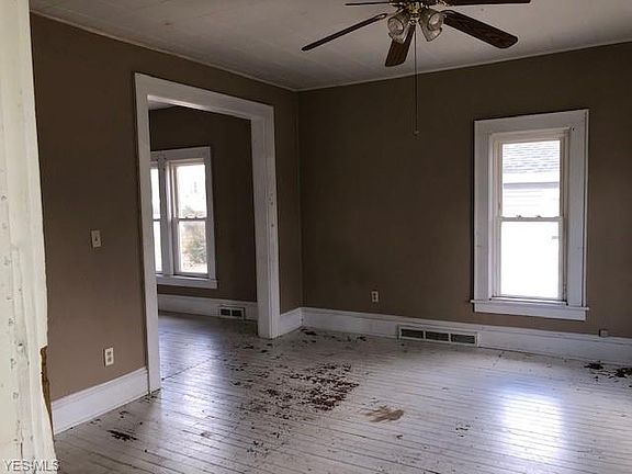5th image of 118 E Walnut St