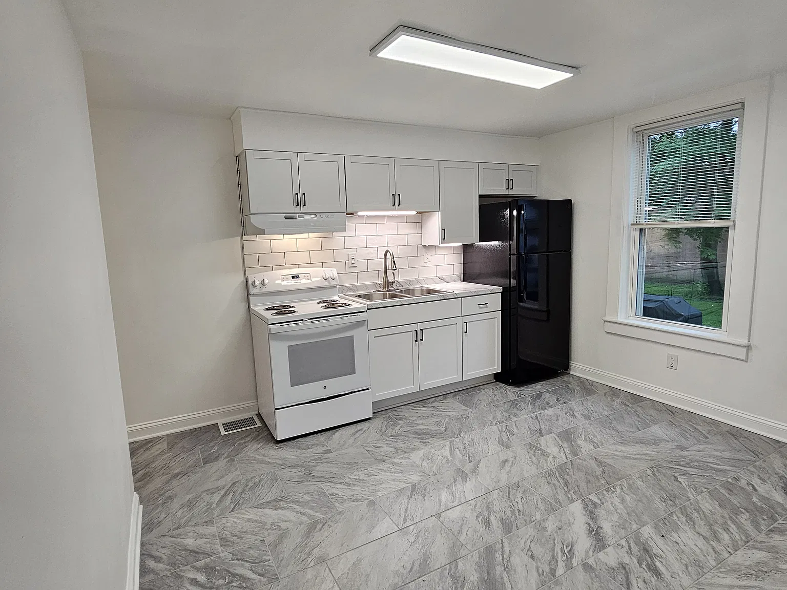 2 bed, $1,100 — Photo 1