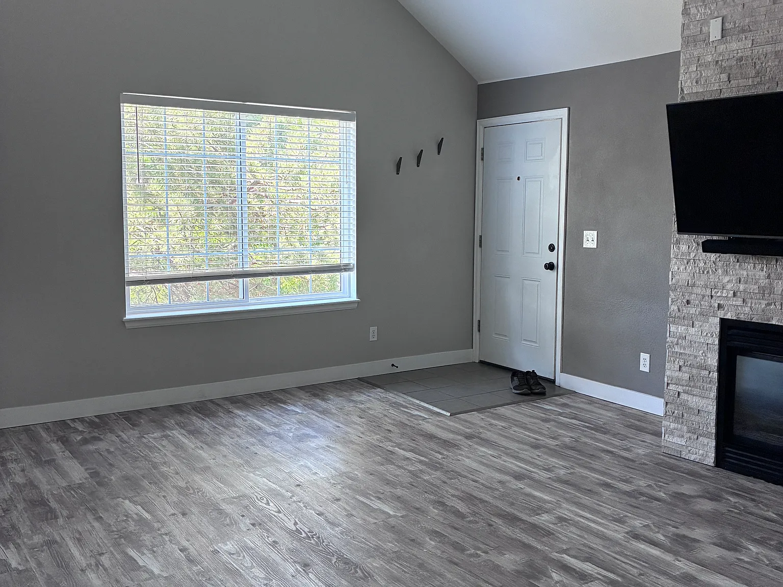 2 bed, 1230 sqft, $2,300 — Photo 4