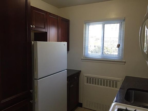 2nd image of 8 Soundview Gdns APT A