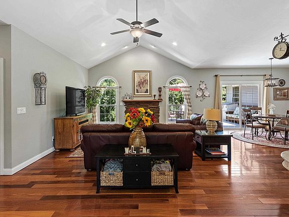 4th image of 1212 Winterberry Ln