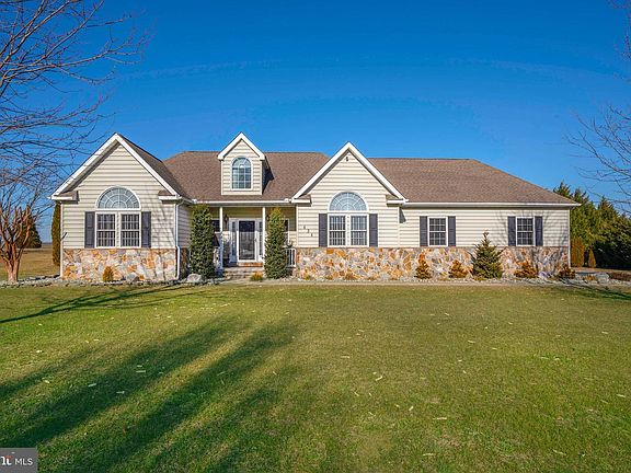 3rd image of 434 Fawn Path Dr