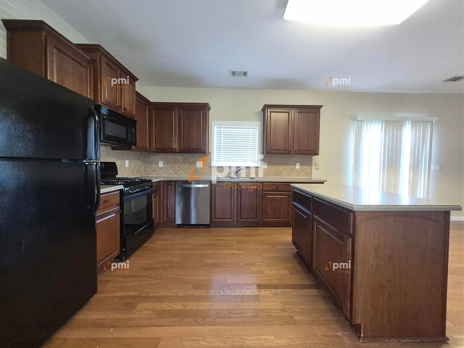 3 bed, 2.5 bath, 2870 sqft, $1,885 — Photo 2