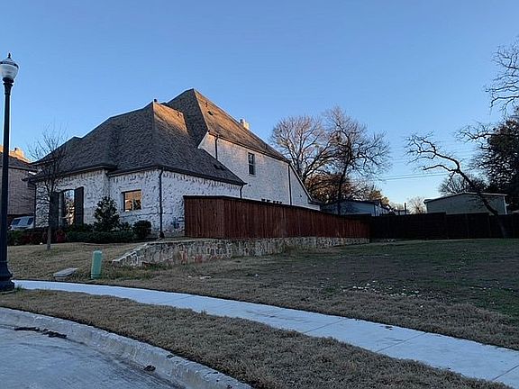 2nd image of 615 Oak Grove Ln