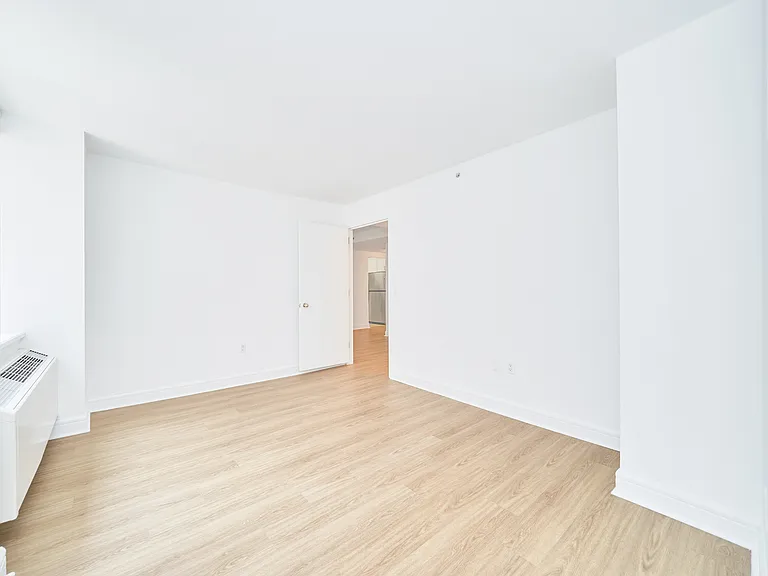 160 Riverside Blvd #14G — Photo 10