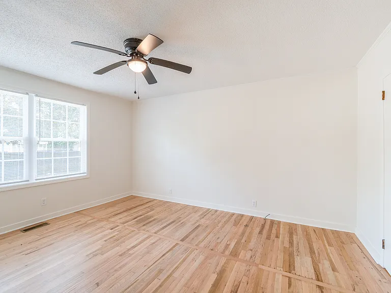 706 E Pinetree Blvd — Photo 46