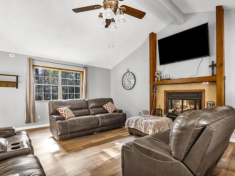 1121 Victoria Dr — Photo 10