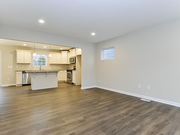 3rd image of 721 Woodland Dr