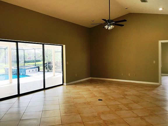 4th image of 1226 SW Paradise Cove