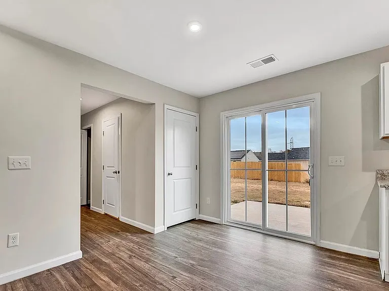 8 Torrington Dr — Photo 17