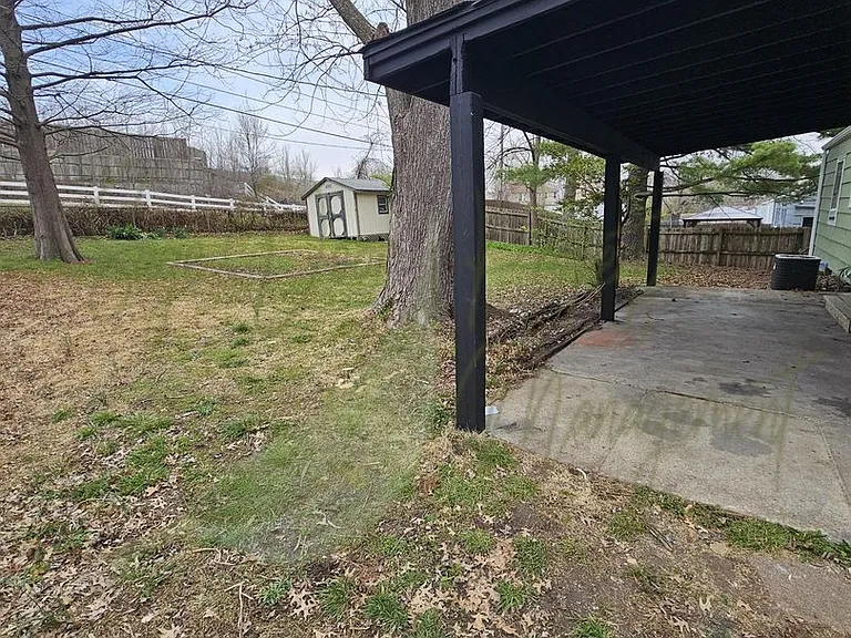 302 N Peck Dr — Photo 4