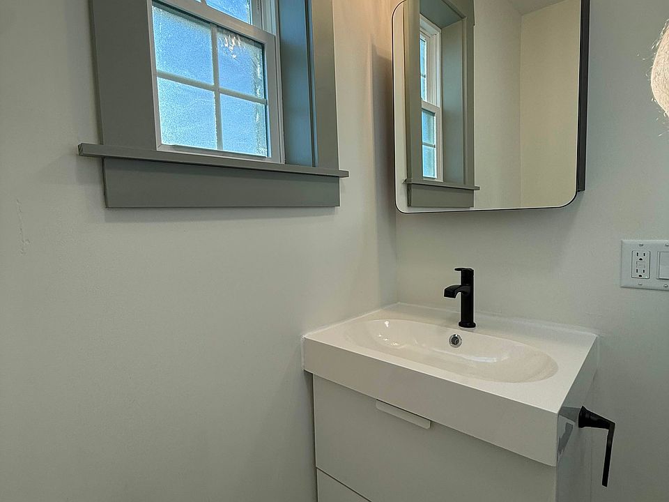 Bathroom vanity