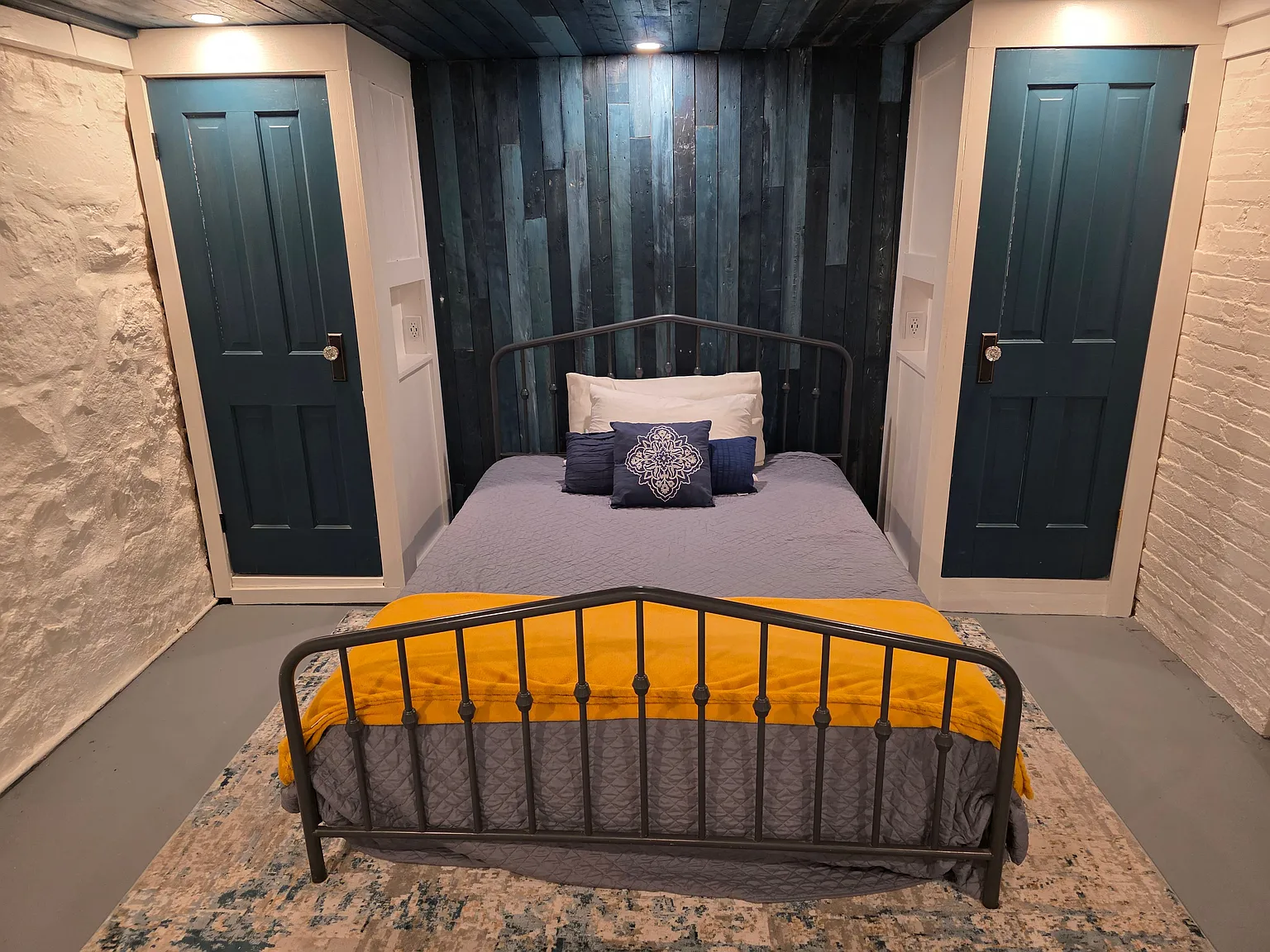 Updated Semi-basement Apartment — Photo 3