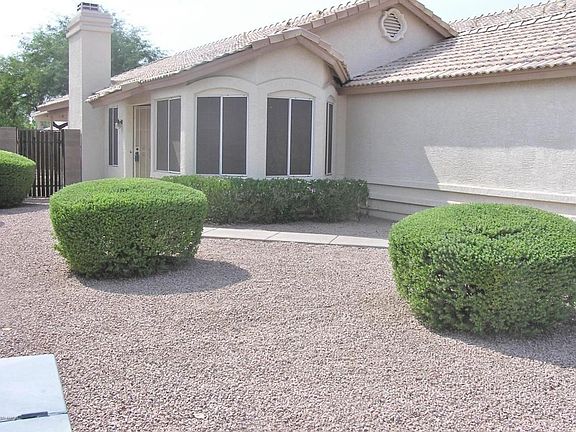 WELL MAINCURED FRONT YARD