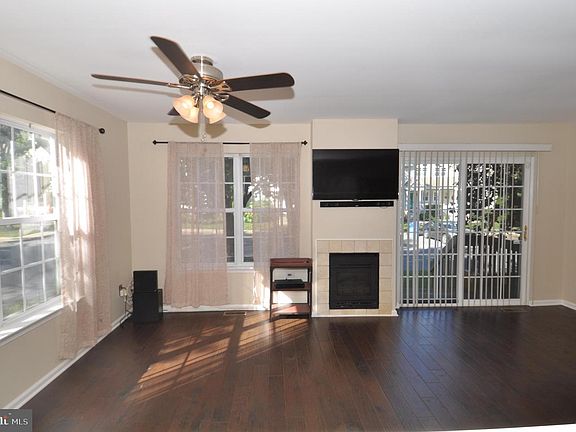 3rd image of 221 River Ct