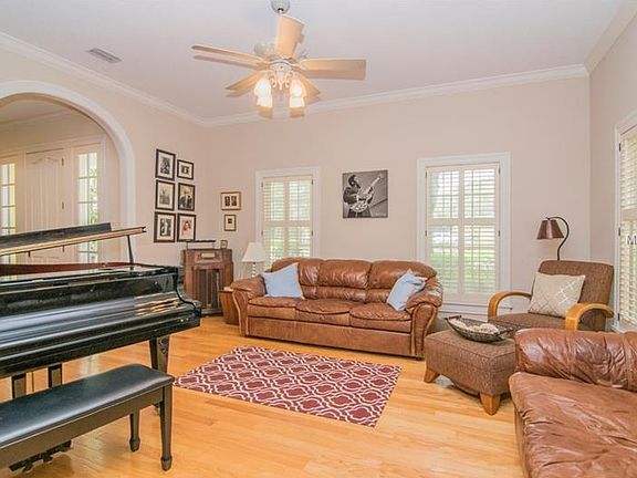 5th image of 2820 Chelsea Pl N