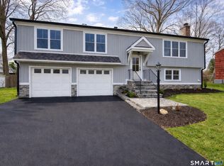 20 Magellan Dr, Milford, CT 06460