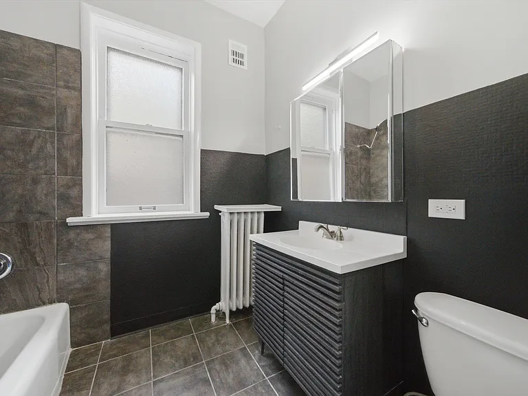 1915 W Lunt Ave #2 — Photo 15