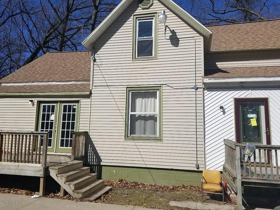2nd image of 3033 6th St
