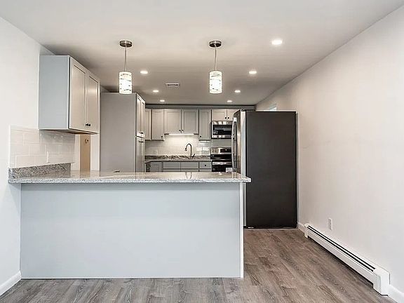 3rd image of 164 Hall St