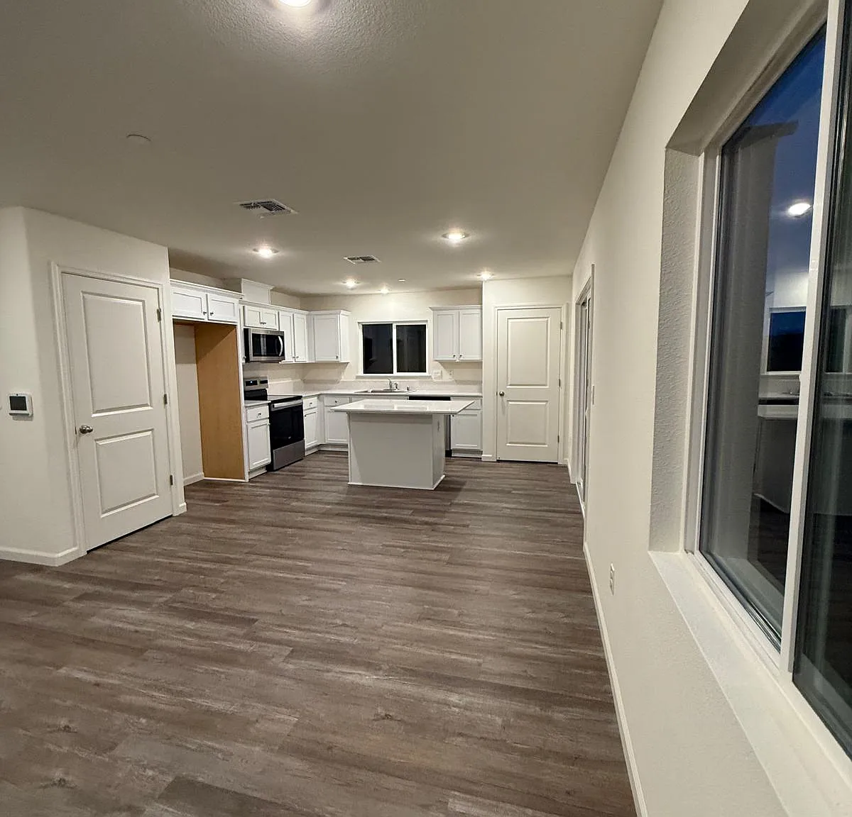3 bed, 2.5 bath, 1600 sqft, $3,500 — Photo 4