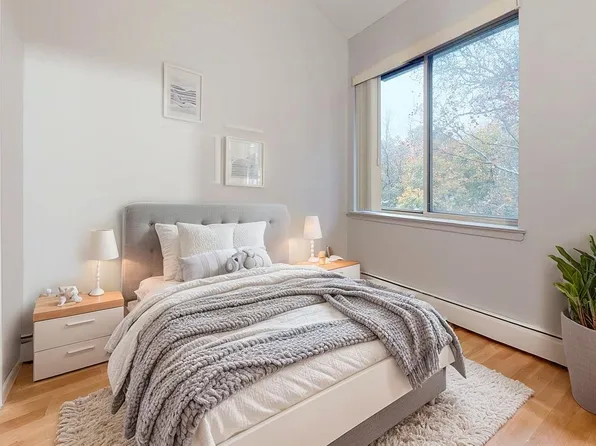 76-16 Grand Cent Parkway image 13 of 21