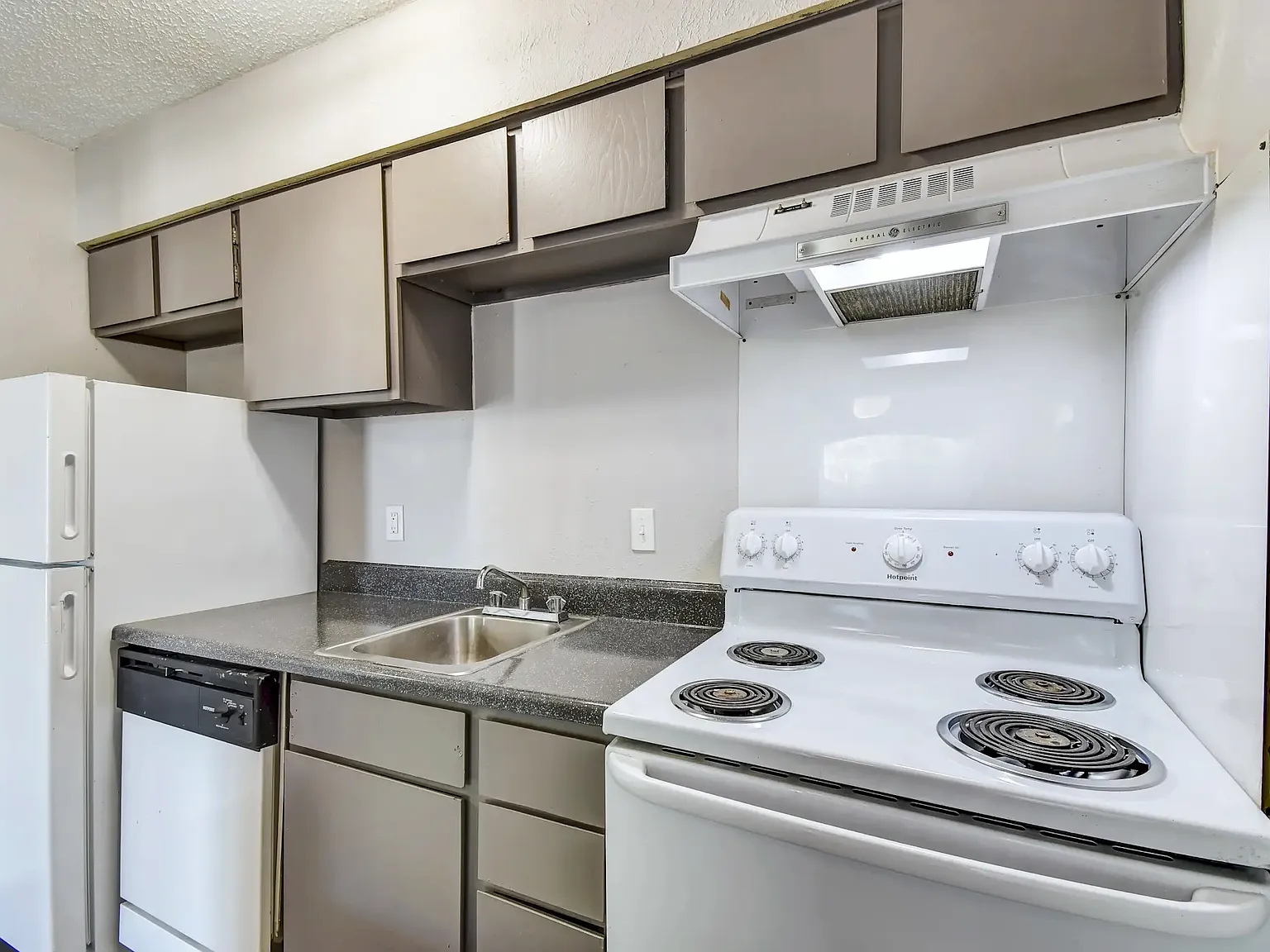 Oak Park Apartments — Photo 2