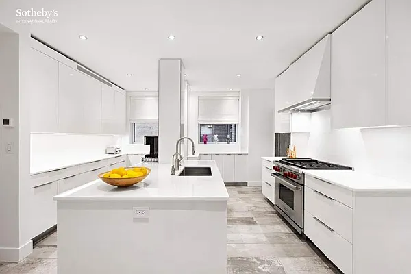 Sold by Sotheby's International Realty | media 22