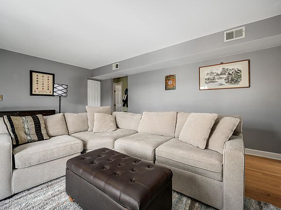 5th image of 2067 W Farwell Ave #3S