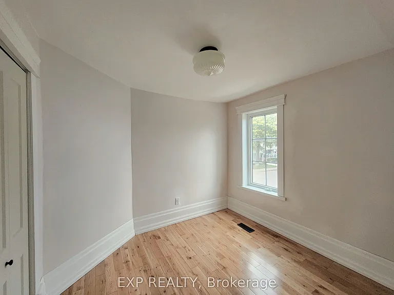 446 Macnab St N — Photo 11