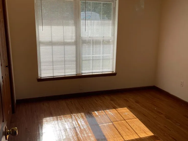 1602 Paris Rd — Photo 10