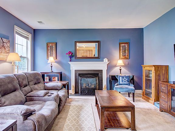 Bright Family Rm w/FP