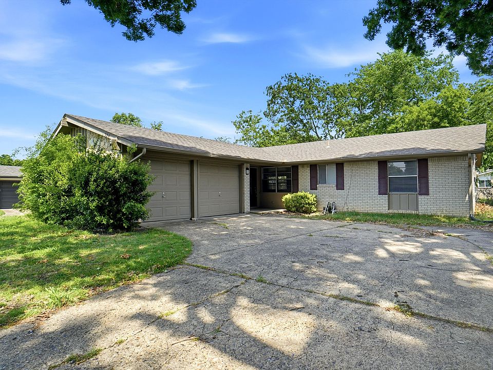 1st image of 924 Wisteria Way