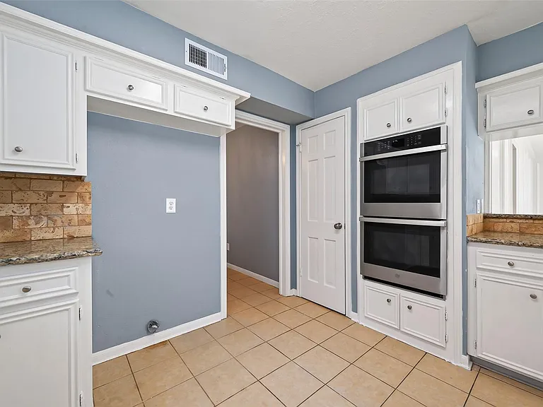 6715 Greenvale Ln — Photo 13