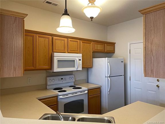 5th image of 6010 Blackheath Dr