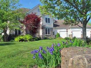 23 Splendor Wood Dr, Penfield, NY 14526