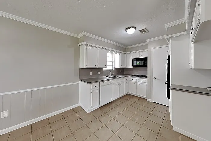 4313 Lariat Dr — Photo 6
