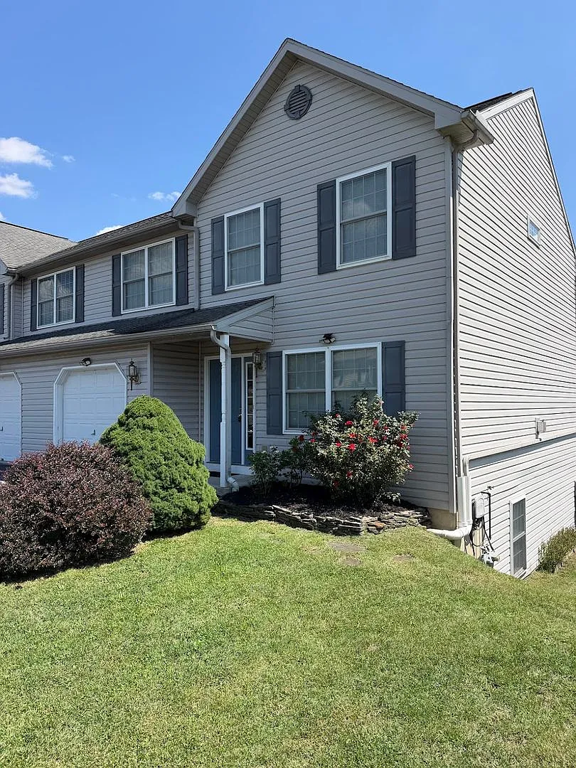 Beautiful 3-Bedroom Townhome in Governor Mifflin School District — Photo 2