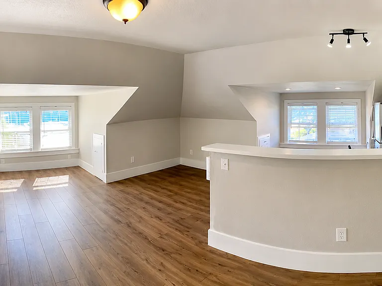 207 Chester Ave — Photo 7