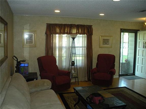 4th image of 2106 Elaine Ct