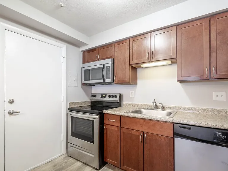Highland House Apartments — Photo 3