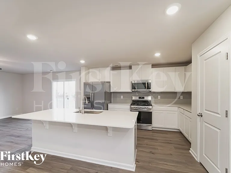 381 Hollingswood Dr — Photo 7