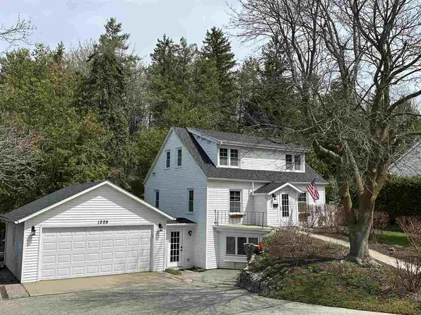 1209 E Mitchell St, Petoskey, MI 49770