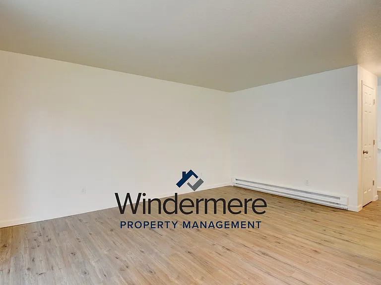 141 SW 6th Ave — Photo 7