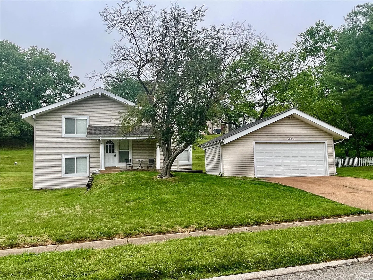 425 Briarhill Dr photo 1